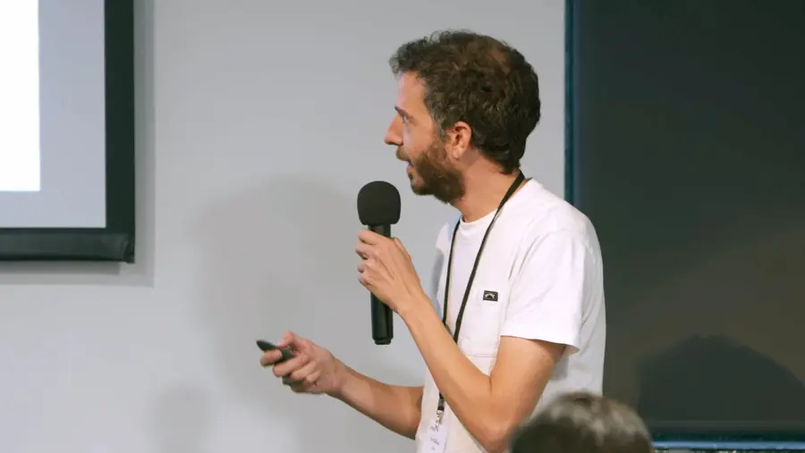 Dar Gilboa presenting a talk at the Trust Everything, Everywhere Discovery workshop